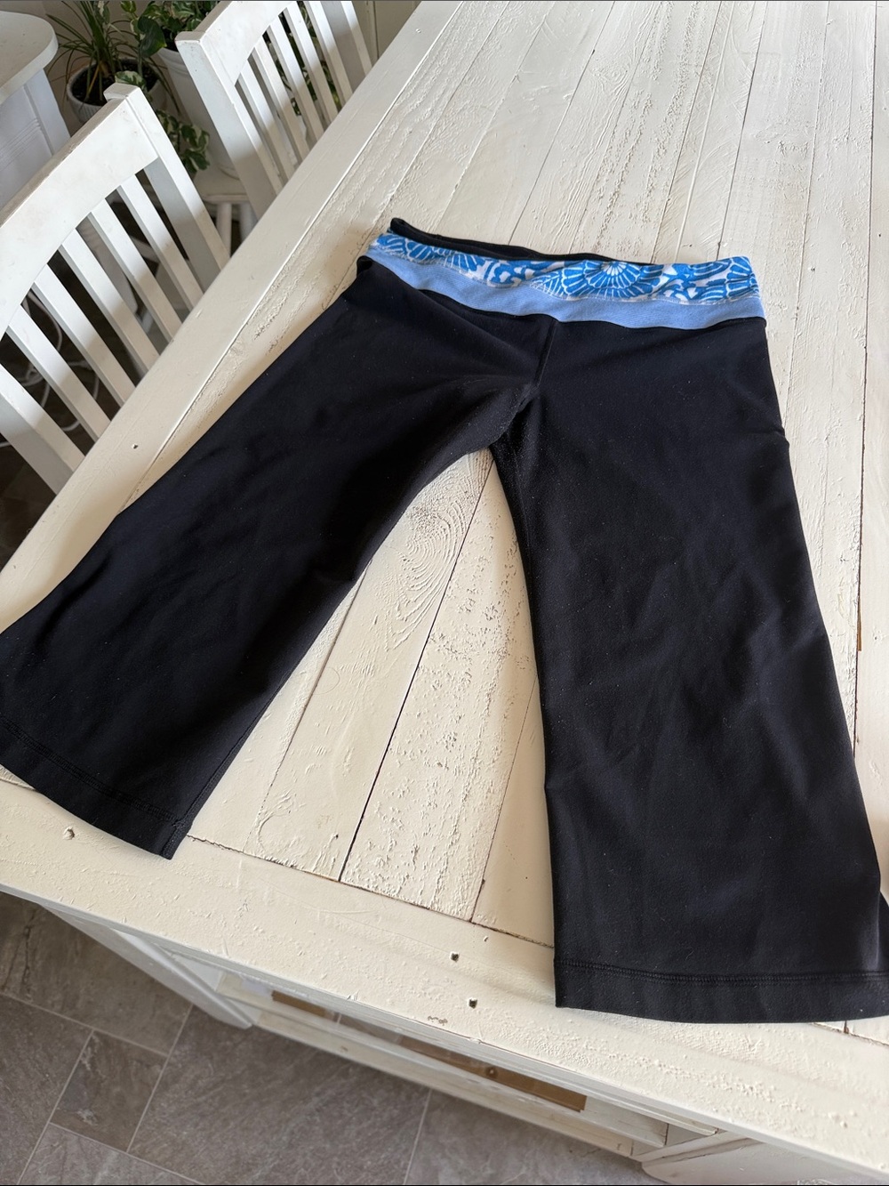 Lululemon reversiblSz 8 Groove Crops black distinctive blue patterned waistband